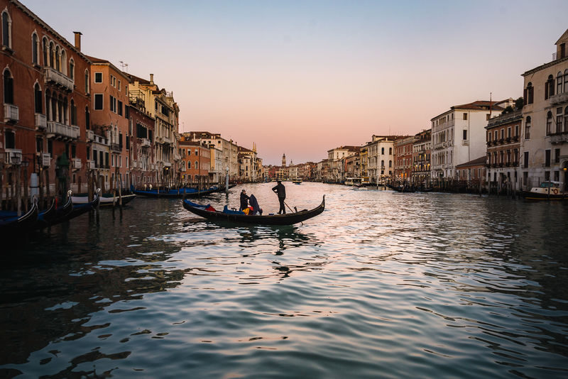 Grand Canal Romantic Gondola Ride in Venice - Timing, weather, and practical limits