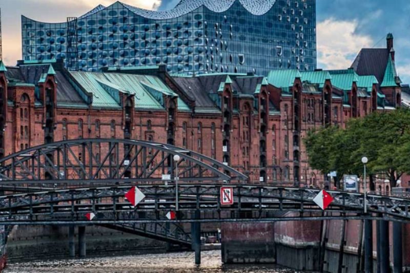 Grand Harbour & Speicherstadt Cruise in Hamburg - German commentary and audio guide options