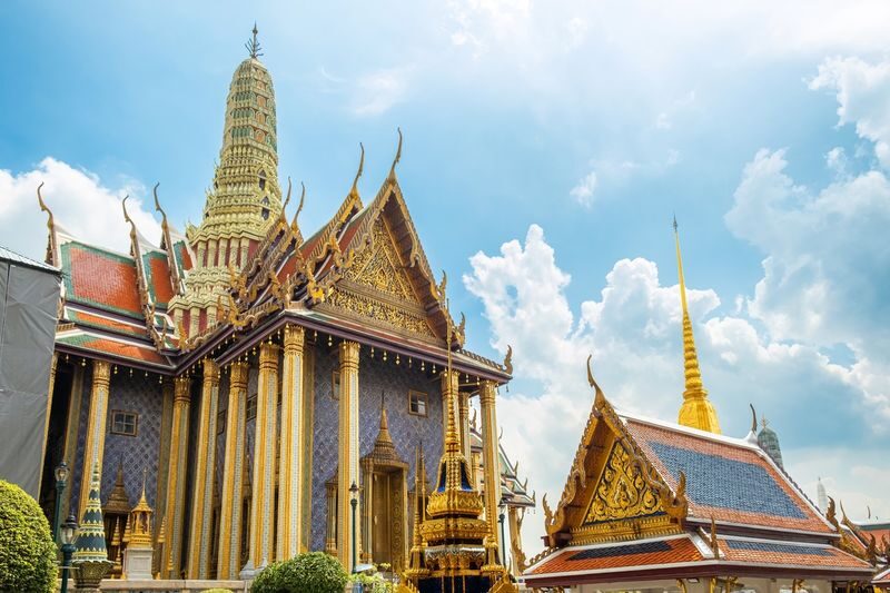 Grand Palace and Emerald Buddha Half Day Guided Tour from Bangkok - Reading the Murals, Guardians, and Rooflines
