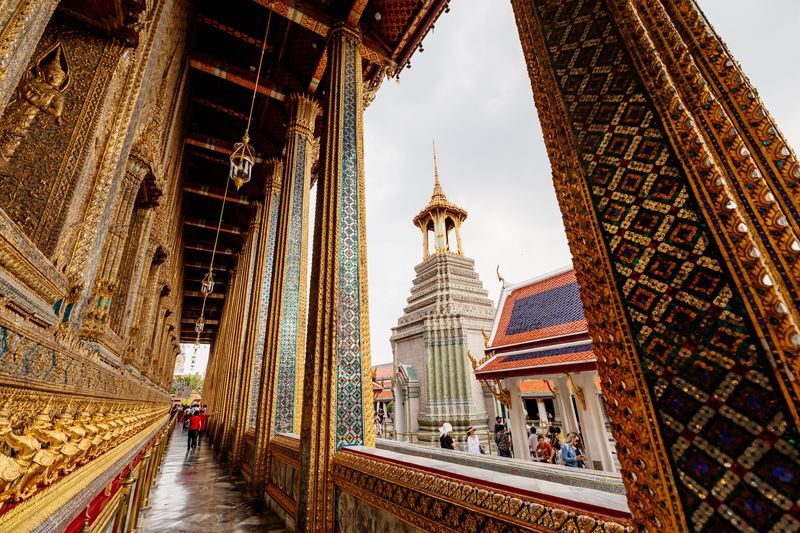 Grand Palace and Emerald Buddha Half Day Guided Tour from Bangkok - Meeting Up and Keeping the Day on Track