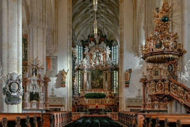 Graz: Old Town Highlights Private Walking Tour - Bilingual Live Tour Guide