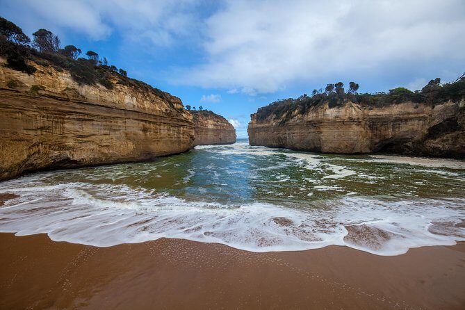 Great Ocean Road and Wildlife Tour for Backpackers aged 18-35 - Transportation and Group Size