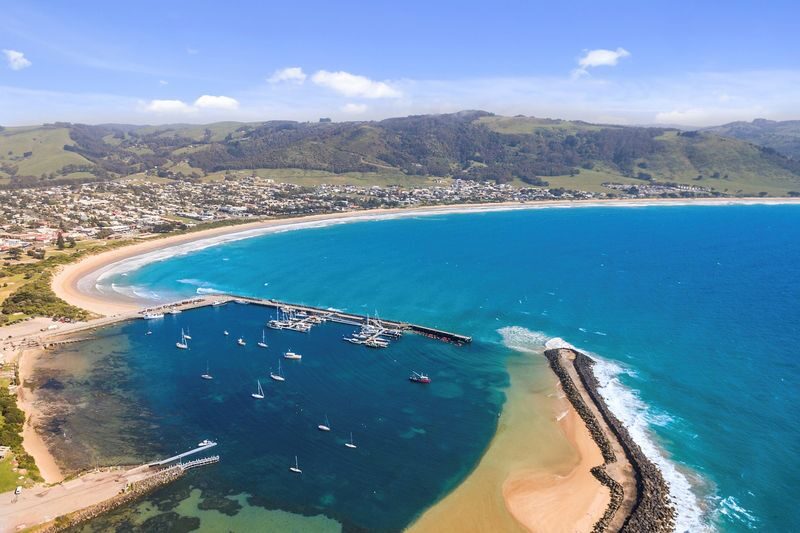Great Ocean Road Private Chartered Day Tour from Melbourne - The Memorial Arch marks the road’s story