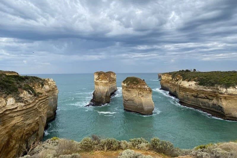 Great Ocean Road Tour Reverse -SML GRP-LUXURY Mini Bus Hotel Pickup - Loch Ard Gorge adds drama and history