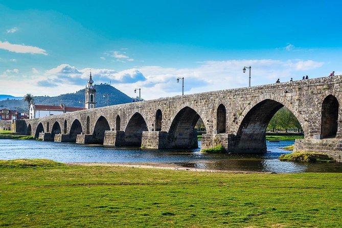 Green Wine Region Tour: Wine Tastings & Lunch - Wine Tasting Experiences