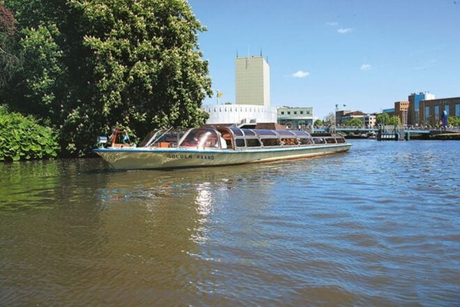 Groningen: City Canal Cruise - Enjoy Snacks and Drinks Onboard the Boat