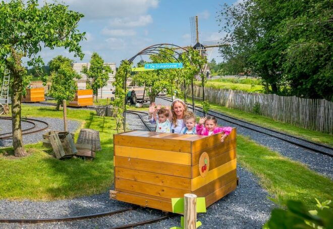 Groot-Ammers: Adventure Farm Molenwaard Entry Ticket - Tractor and Fruit Crate Rides