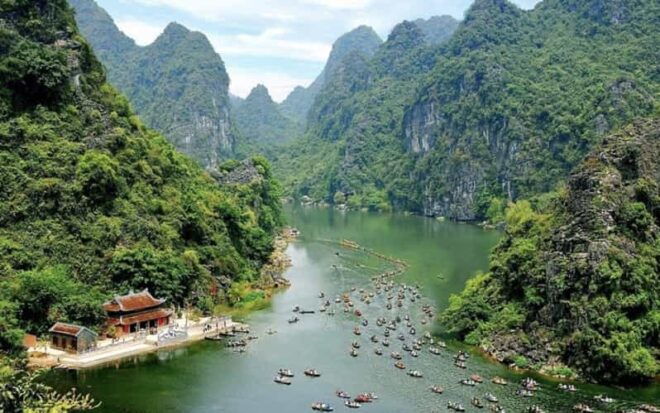 Group Tour: Hoa Lu - Trang An - Mua Cave From Ha Noi - Trang An Boat Trip