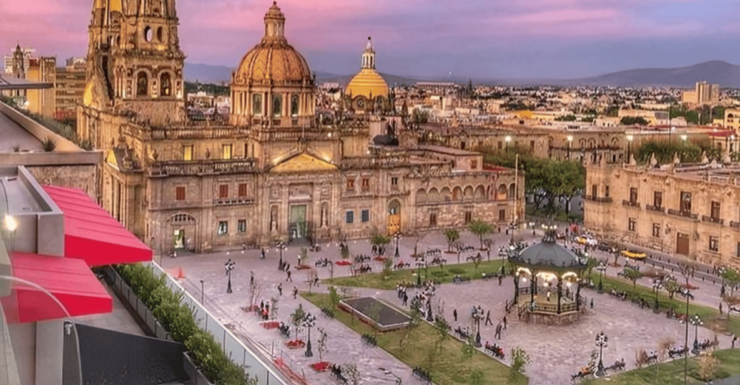 Guadalajara : Must-See Sites Walking Tour With A Guide - Visiting Guadalajara Cathedral