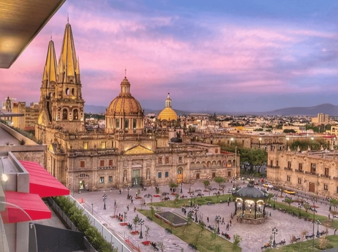 Guadalajara : Must-See Sites Walking Tour With A Guide - Touring Instituto Cultural Cabañas