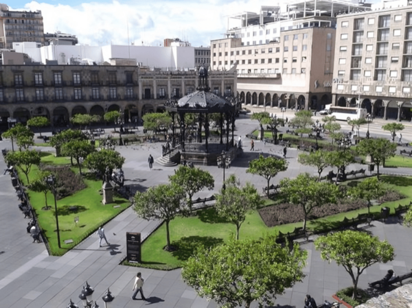 Guadalajara : Must-See Sites Walking Tour With A Guide - Visiting Plaza Tapatia