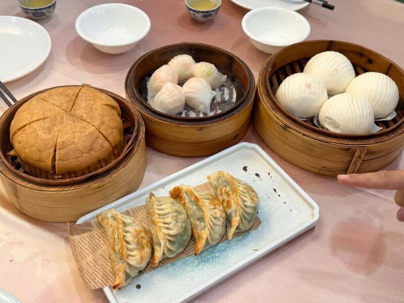 Guangzhou: Evening Food Tour with Local Guide - The Guide and Its Role