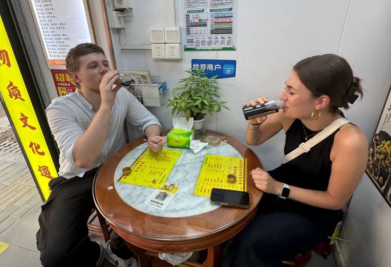 Guangzhou Old Town Half-Day Food & Culture Tour with Michelin Eateries - Michelin eateries and street food: a useful contrast