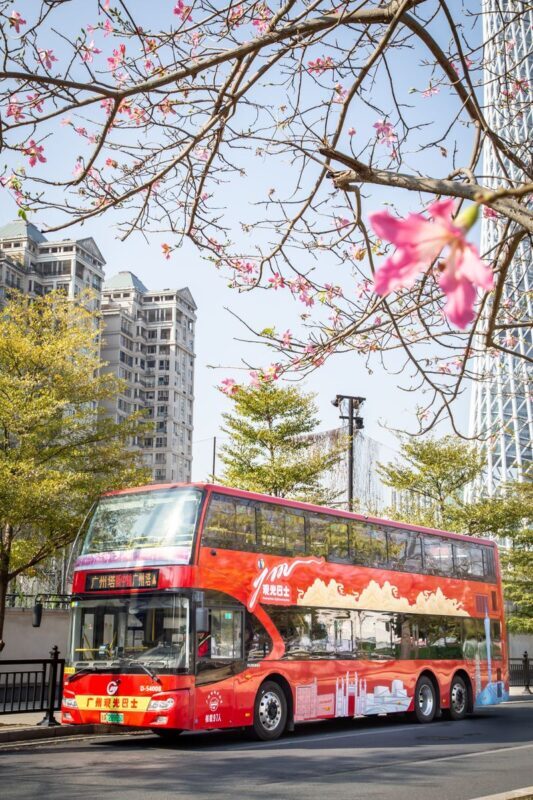 Guangzhou Sightseeing Bus - The upper deck is enclosed, not open-top