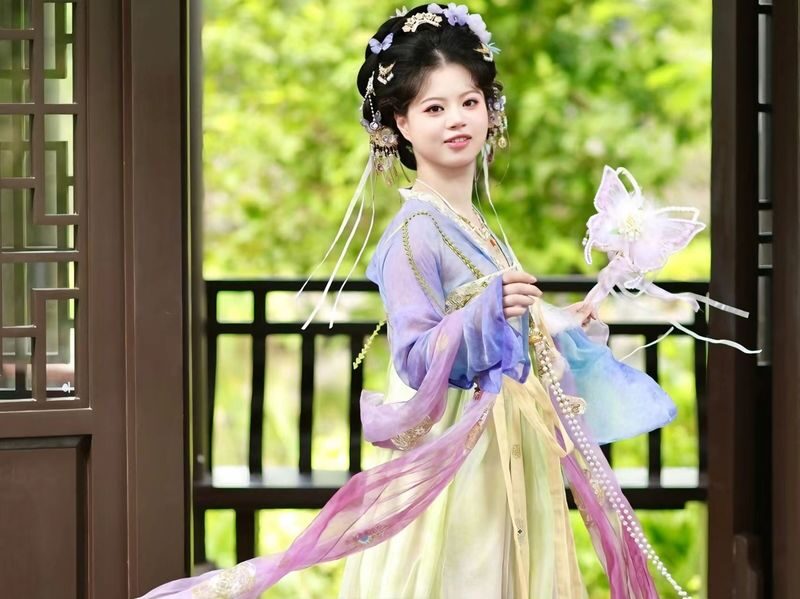 Guangzhou Xunhuajian Hanfu Photo Shoot Experience - Choosing a Hanfu look at Xunhuajian