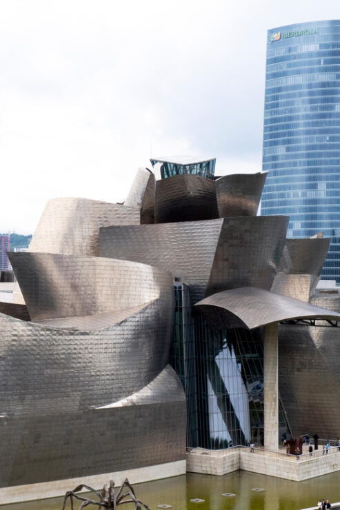 Guggenheim: Art Explained by Artists - Bilbaos Cultural Transformation