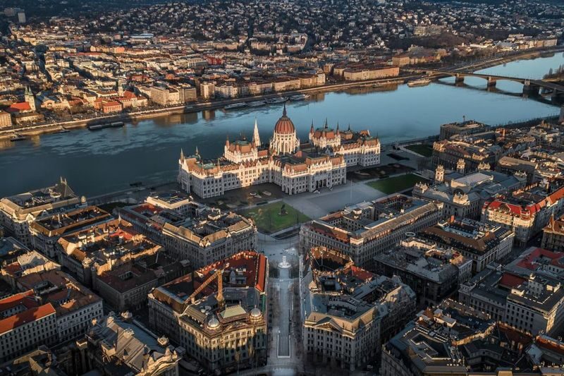 Guided Bus Tour & Danube Sightseeing Cruise in Budapest - What the guide and group format mean for you