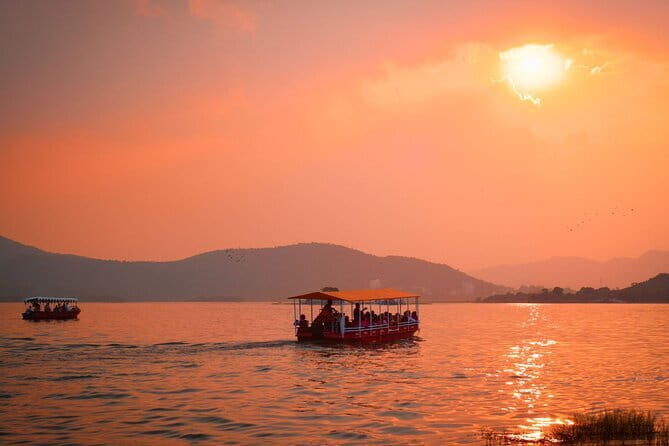 Guided Ghat Walk Experience with Boat Ride in Udaipur with a local - Good To Know