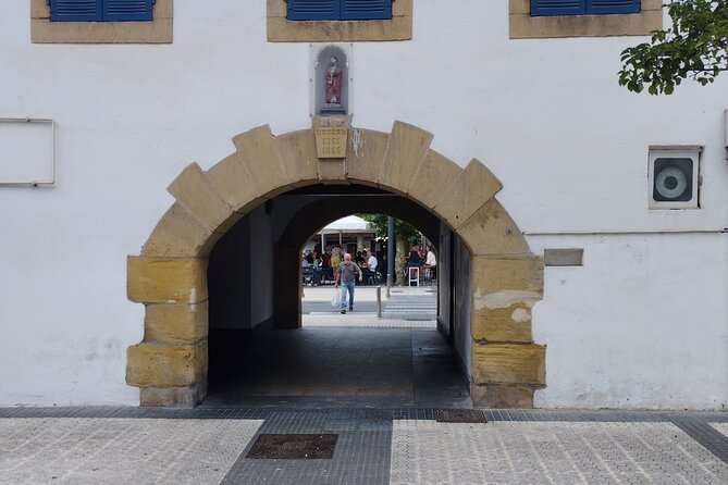 Guided Tapas Tour Hondarribia From Hendaye With Food and Drinks - Cancellation Policy and Changes