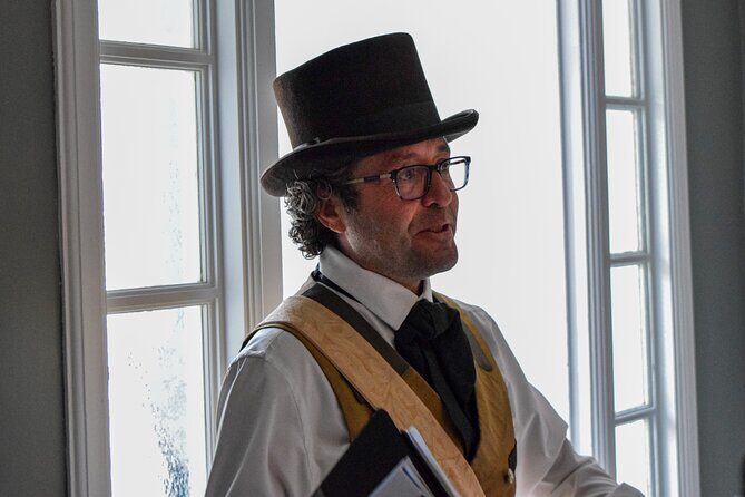 Guided Tour and Quebec Gins at the Quebec Garrison Club - An In-Depth Look at the Guided Tour and Quebec Gins Experience