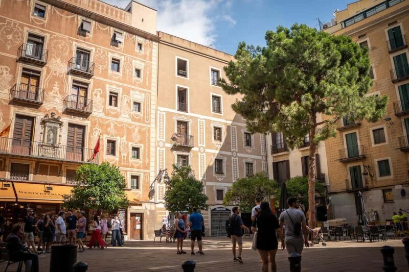 Guided tour of Barcelona in French (Old Town & Instagram spots) - The Sum Up