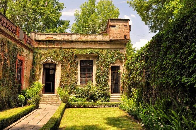 Guided tour of the Coyoacán neighborhood and the Leon Trotsky museum - A Deep Dive into the Coyoacán Tour Experience  