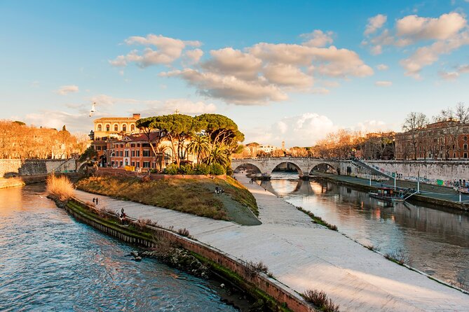 Guided Tour of Trastevere With 24H Hop on Hop off Ticket - Tour Experience