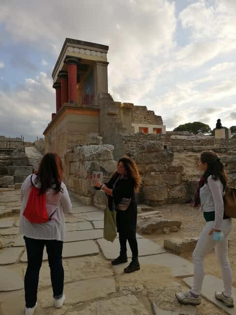 Guided visit of Knossos Palace in Spanish - Good To Know