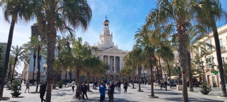 Guided Visit on Foot Through Cádiz: Stories From the Hand of a Local Guide - Exploring the Historic Center