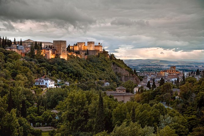 Guided Visit to the Alhambra and Nazarí Palaces. - Duration and Ticket Inclusion