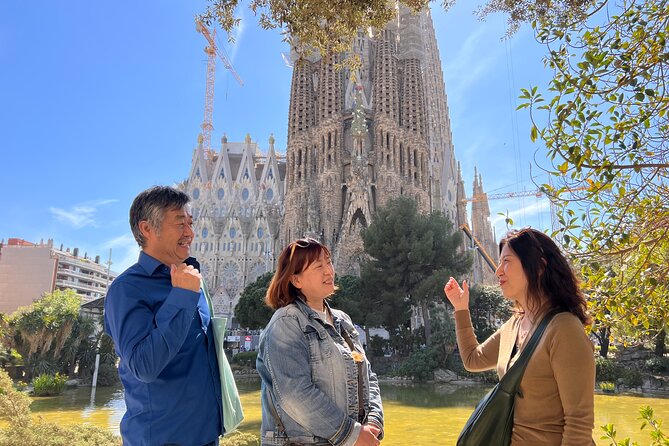 Guided Walking Tour in Park Güell and Sagrada Familia - Reservation and Cancellation Policy