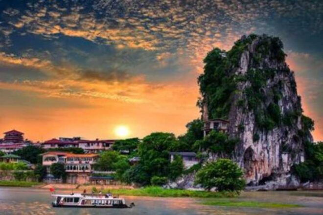 Guilin City Highlights Day Tour With Local Delicous Lunch - Reed Flute Cave