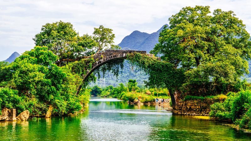 Guilin Li River Three-Star Cruise. Reed Flute Cave. Elephant Trunk Hill. Yangshuo Yulong River. 3-Day Private Tour - Three days from Guilin to Yangshuo