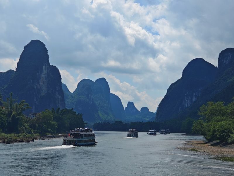 Guilin Yangshuo Li River Day Tour (Four/Three Star Cruise) - The Li River is the main reason to make the trip