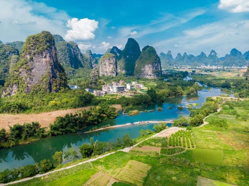 Guilin Yangshuo One-Day Tour (2-8 Person Group + Optional Butterfly Spring/Silver Cave/Xianggong Mountain/Shangri-La/Ten-Mile Gallery/Eternal Love Show/Impression Sanjie Liu Show, choose 1 out of 7) - Choosing a cave, viewpoint, or evening show