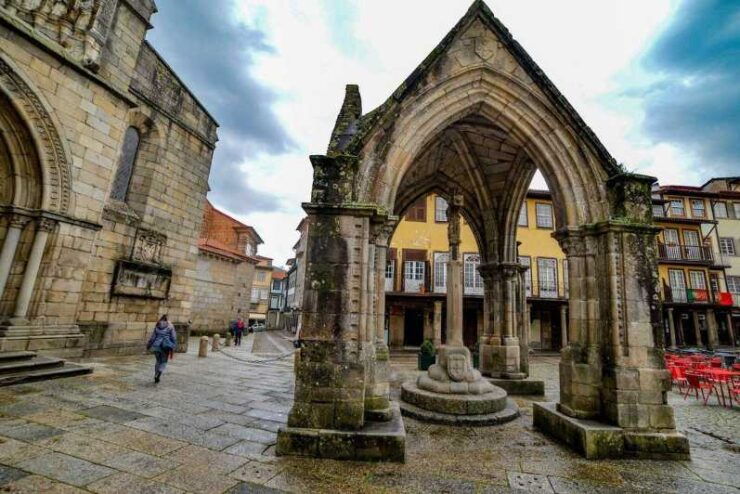 Guimaraes Local Tours ; Visit the Castle , Palace and City - Price and Duration
