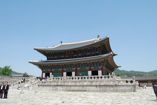 Gyeongbok Palace and Korean Folk Village Tour - Historical Significance of Gyeongbok Palace