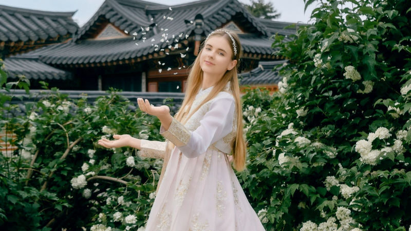 Gyeongbokgung Hanbok Photoshoot in Seoul [Hansungan] - A palace backdrop, without asking a stranger to take the picture