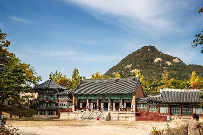 Gyeongbokgung Palace & Bukchon Village Walking Tour - Exploring the Highlights: Gyeongbokgung Palace