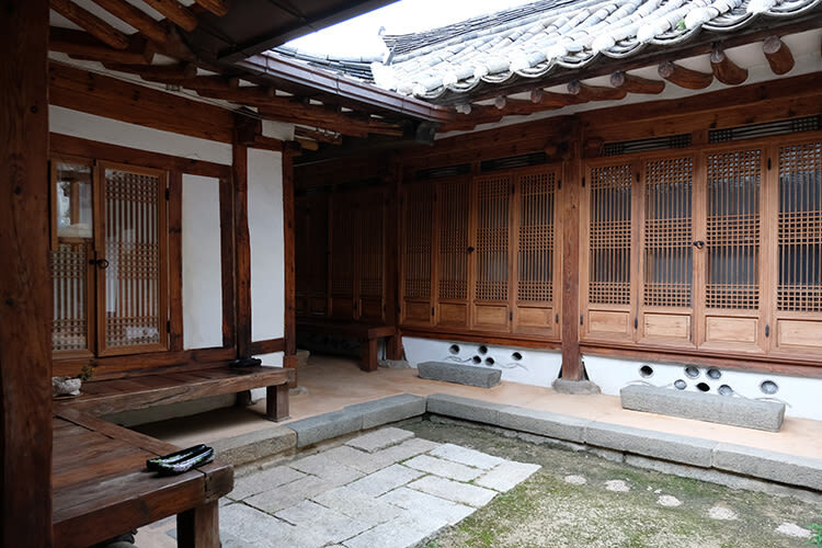Gyeongju Drawing Shilla Dynasty Folk Painting on Fan - What the price buys, and what to check