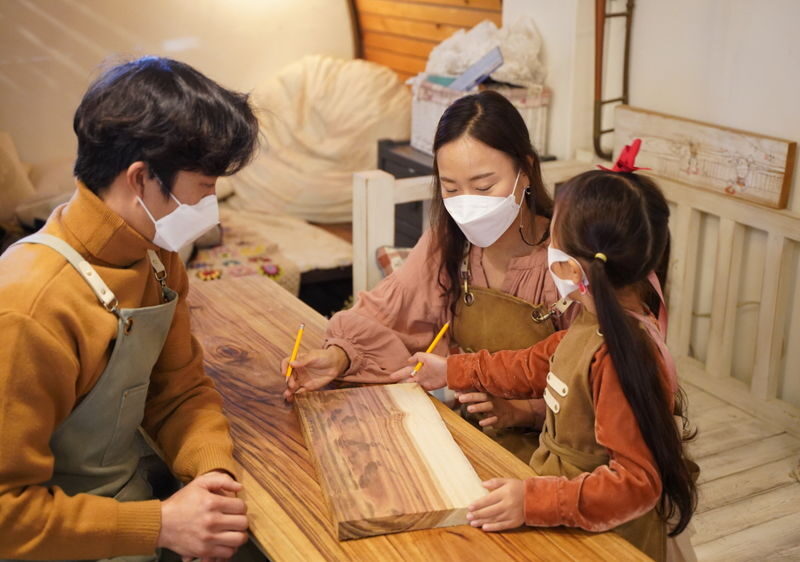 Gyeongju Making Wood Cutting Board experience - Choosing the size and understanding the price