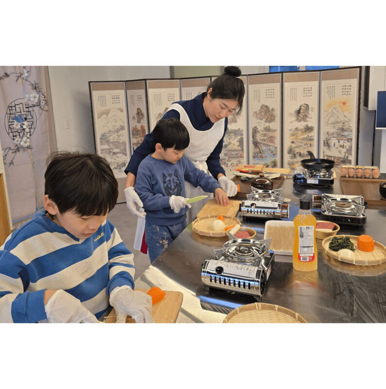 Gyeongju: Small Group Market Tour and Korean Cooking Class - Start With Tea, Then Head to Seongdong Market