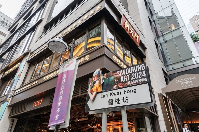 (H1) Half-Day Tour of Hong Kongs Central District + Tram + Victoria Peak + Madame Tussauds - Afternoon Tea, With Hong Kong Flavours