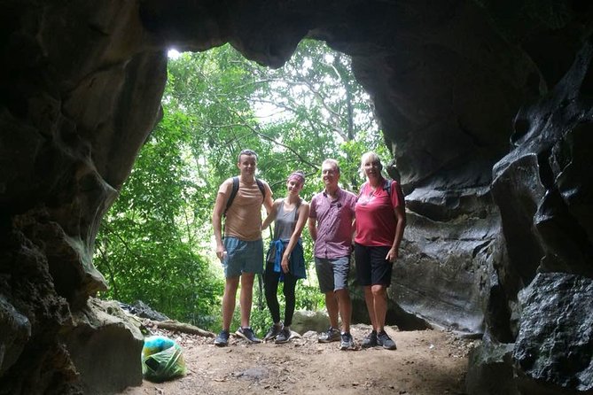 Ha Long Bay - Lan Ha Bay 2D1N on 4-star Cruises - Dining and Entertainment