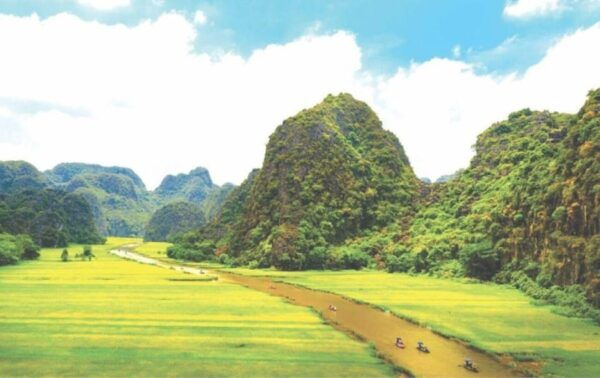 Ha Noi: Explore Hoa Lu, Trang An/Tam Coc & Mua Cave Full Day - Adventure at Mua Cave