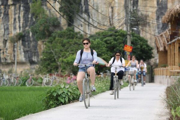 Ha Noi: HOA LU-TAM COC-MUA CAVE ,Buffet Lunch & Cycling - Cycling Through Countryside