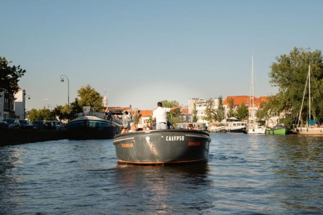 Haarlem Privet Canal Tour With Bites and Unlimited Drinks - Scenic Views and Landmarks