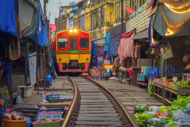 Half Day Bangkok Tour: Maeklong Train Market & Damnoen Saduak Floating Market - Maeklong Train Market Experience