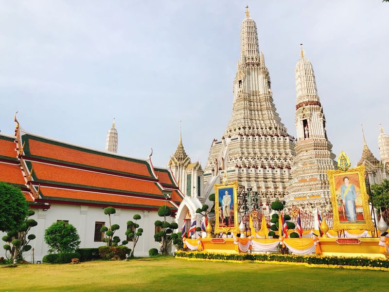 Half-day city tour of Bangkoks three major temples and the Grand Palace, departing in the morning by Panda Bus (A) - Three Bangkok icons before lunch
