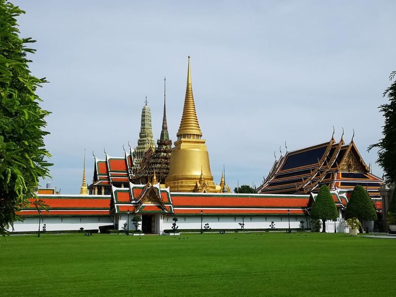 Half-day city tour of Bangkoks three major temples and the Grand Palace, departing in the morning by Panda Bus (A) - Wat Phra Kaeo and the Grand Palace